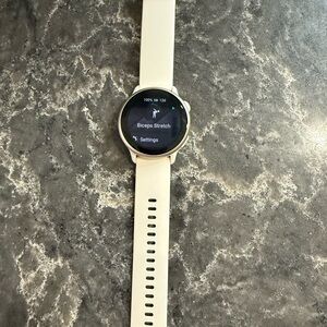 Garmin Vivoactive 6 with White Band